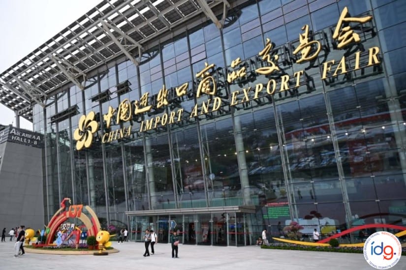 Entrada principal de la Feria de Cantón en el complejo Pazhou de Guangzhou, China