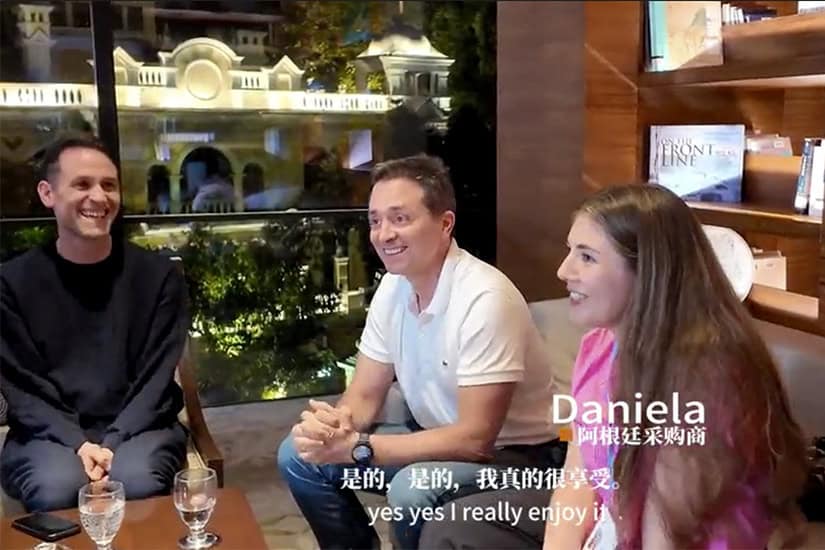 Empresario reflexionando durante un viaje de negocios en la Feria de Cantón