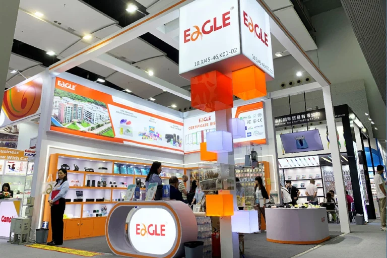 Stand de proveedor confiable en la Feria de Cantón, con personal atento y productos exhibidos