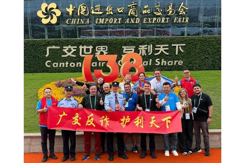 Empresarios evaluando si invertir en un viaje a la Feria de Cantón