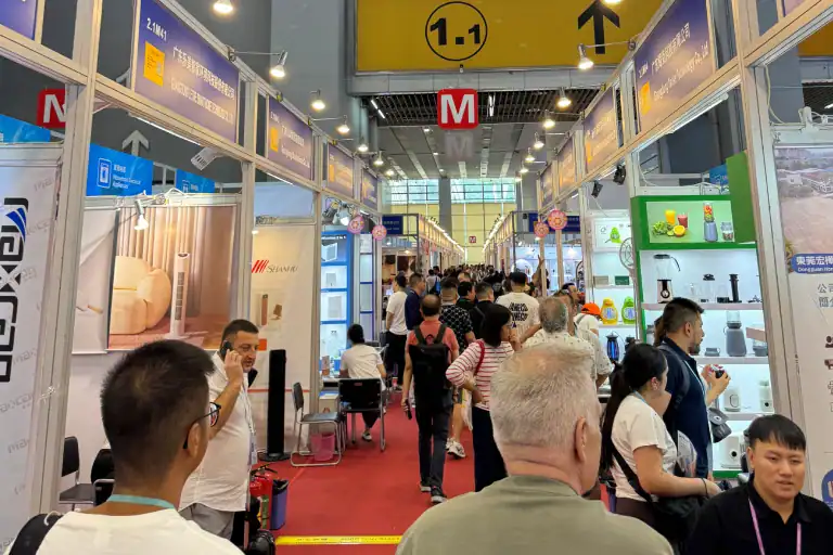 Pasillos con compradores en la Feria de Cantón