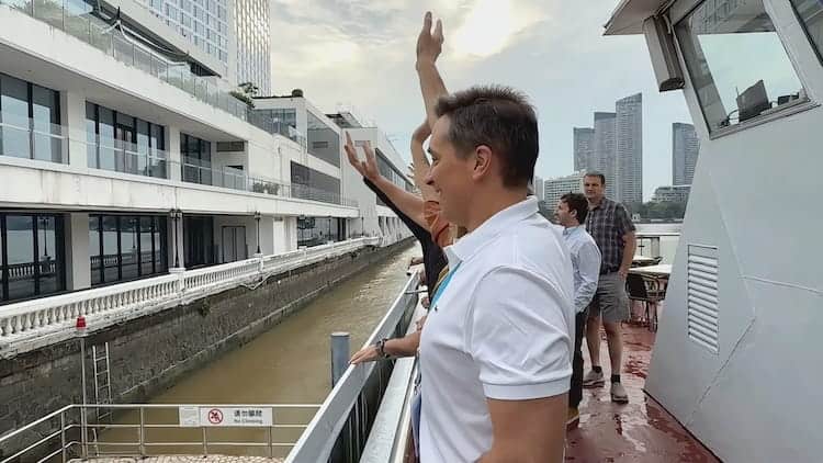 Empresarios desayunando en ferry hacia la Feria de Cantón