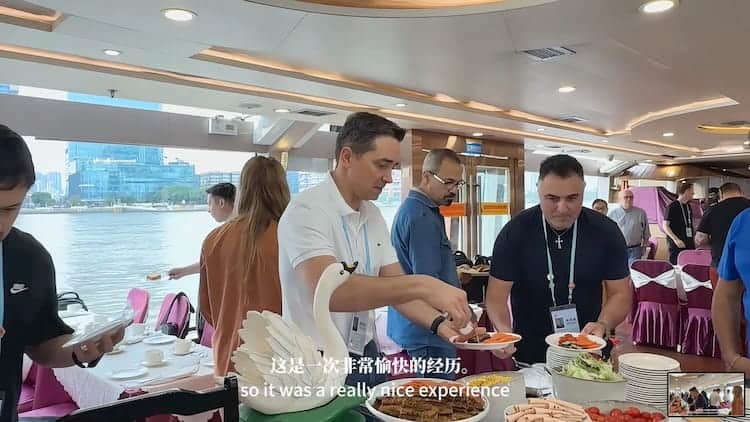Empresarios desayunando en ferry hacia la Feria de Cantón