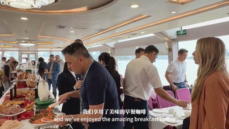Empresarios desayunando en ferry hacia la Feria de Cantón