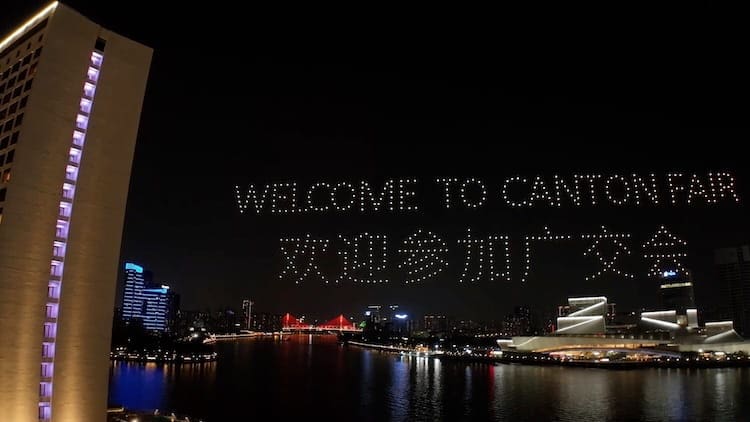 Empresarios desayunando en ferry hacia la Feria de Cantón